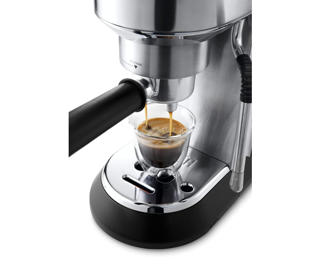 De'Longhi Dedica Arte EC885.M espresso machine - product in use
