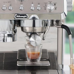 De'Longhi EC9555.M Active Temperature Control with PID pulling a consistent espresso shot