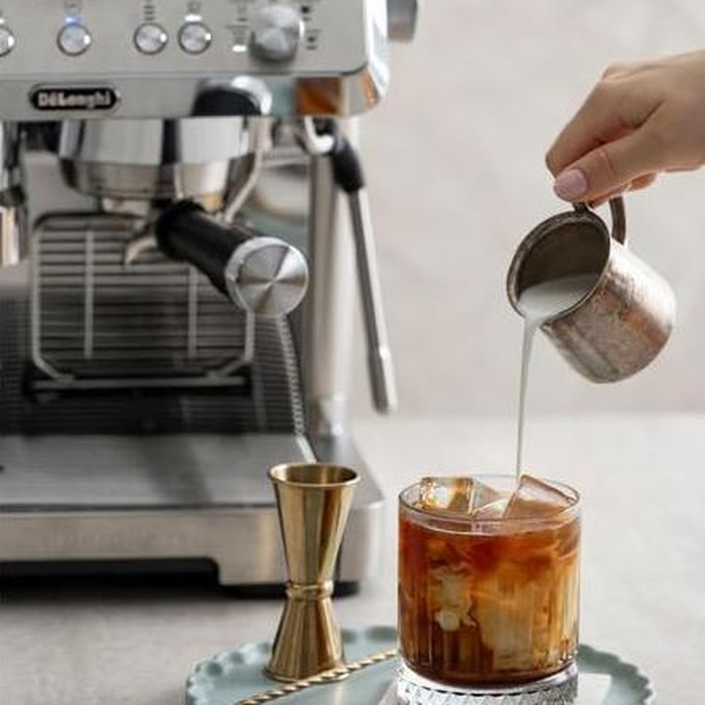 De'Longhi EC9555.M Cold Extraction technology preparing a Cold Brew iced coffee