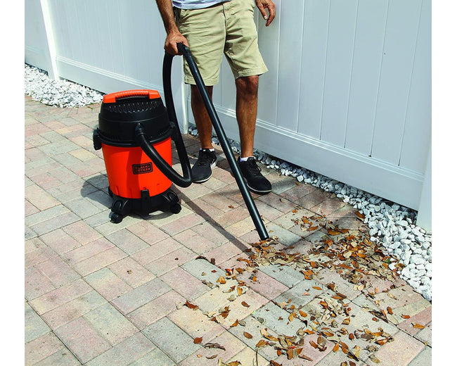 BLACK+DECKER WDBD10-B5 wet and dry vacuum - product in use