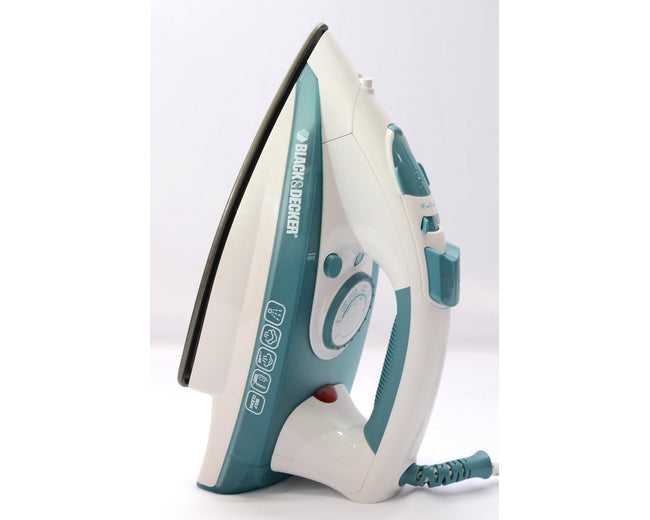 BLACK+DECKER X1600-B5 steam iron - product in use