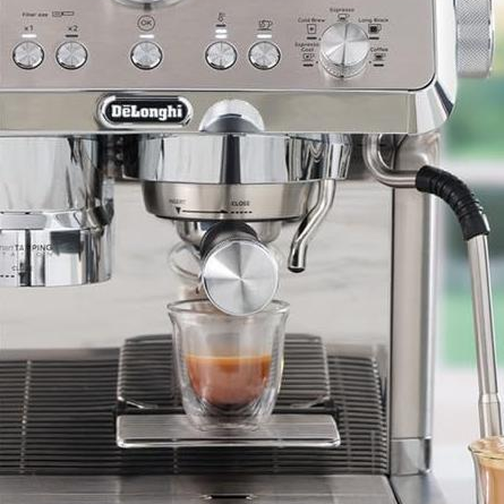 De'Longhi EC9555.M Active Temperature Control with PID pulling a consistent espresso shot