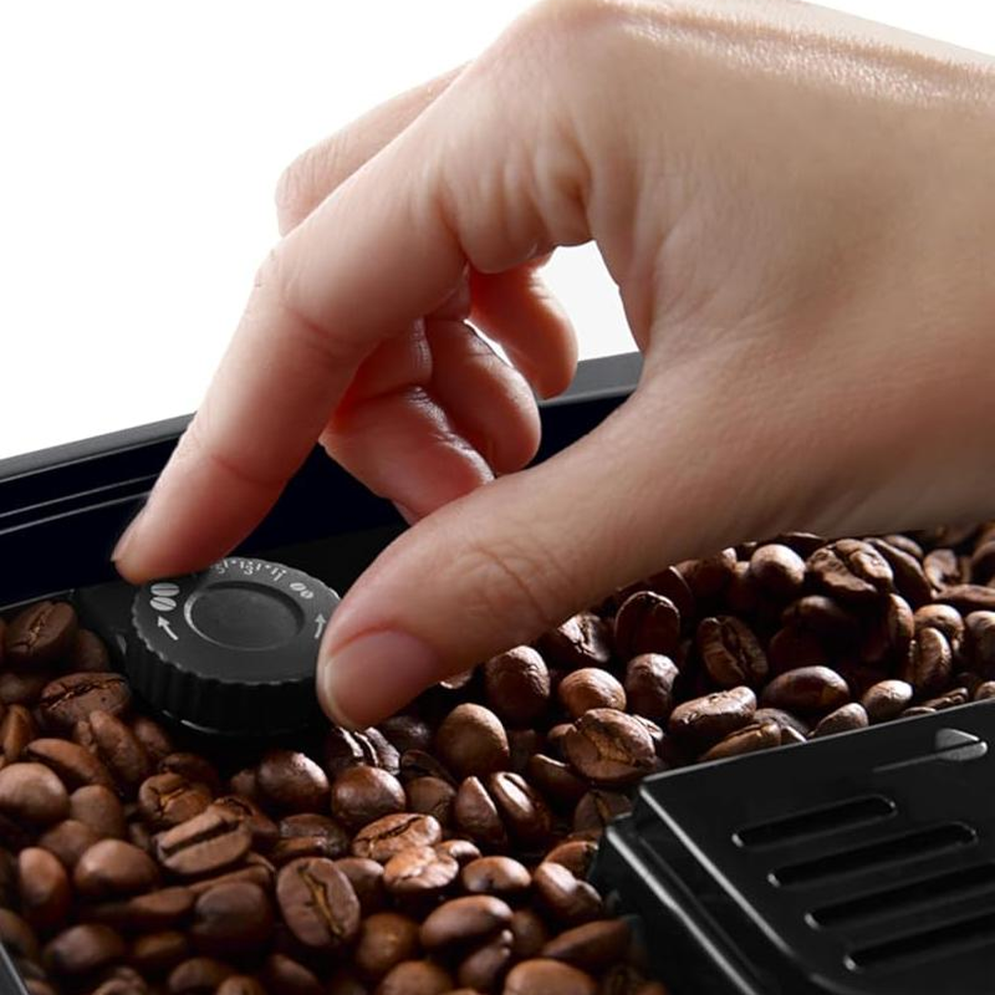 De'Longhi Dinamica Plus ECAM382.70.B integrated grinder with adjustable grinding level and fresh coffee beans