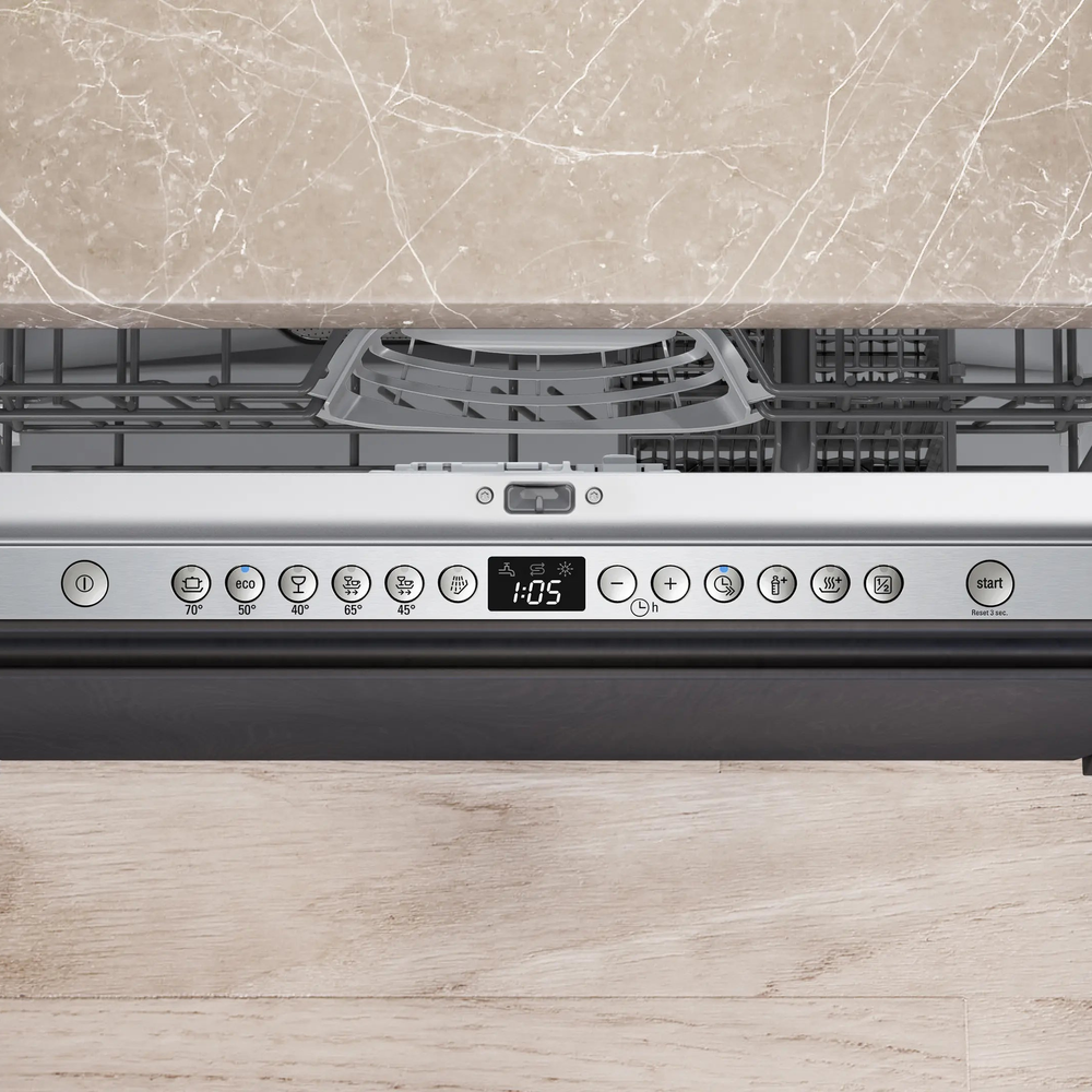 Close-up of the Siemens SN616X00AM control panel with programme buttons and digital display